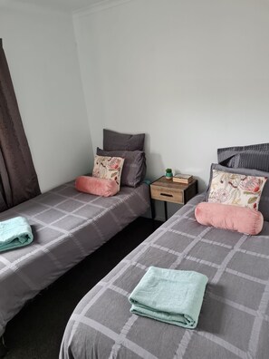 3 bedrooms, iron/ironing board, bed sheets