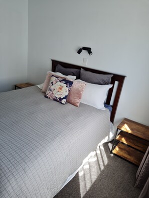 2 bedrooms, iron/ironing board, bed sheets - Cambria Hideaway (Nelson)