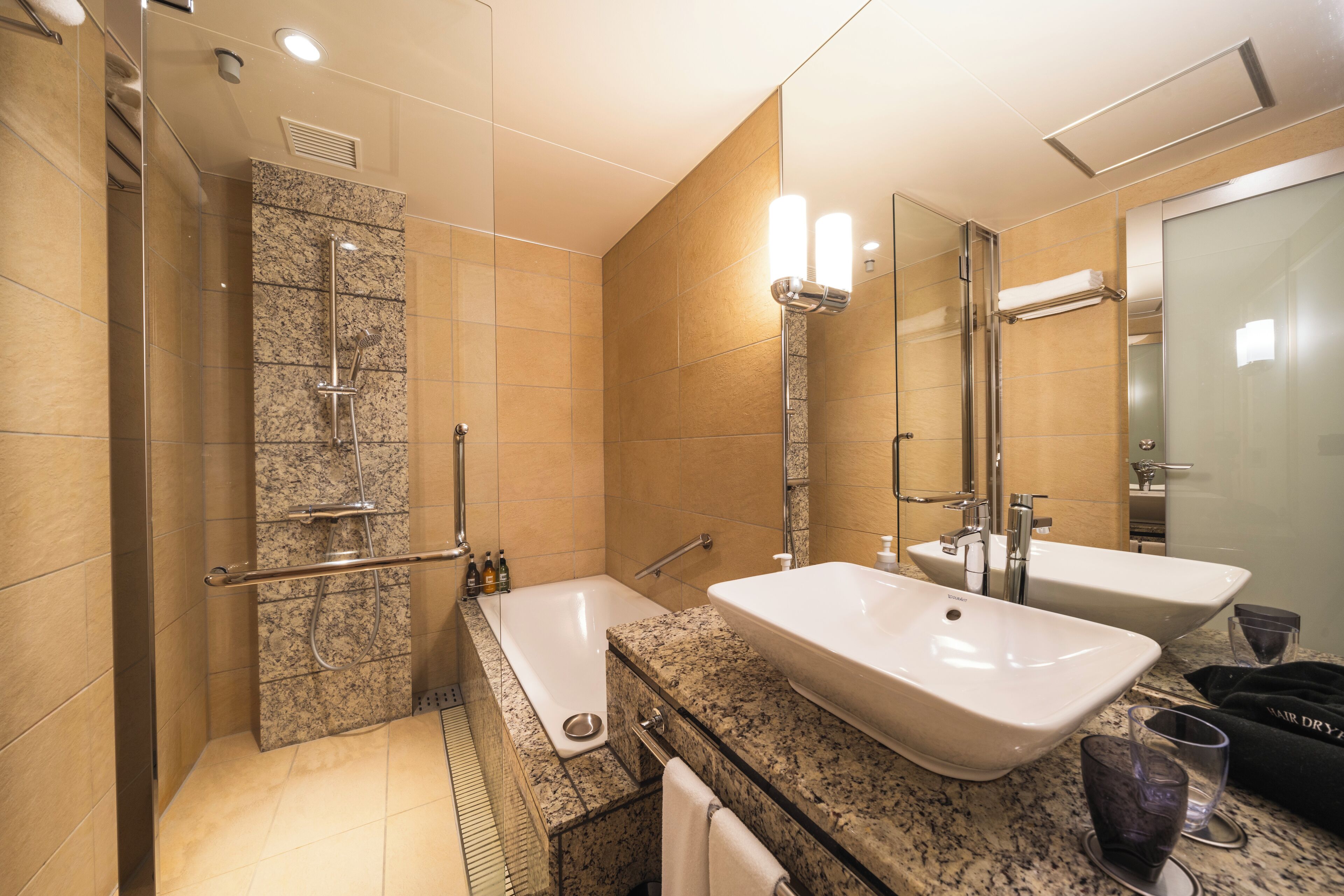 deluxe twin room, non smoking | bathroom | combined shower/bathtub, free toiletries, hair dryer, bidet