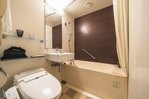 Habitación estándar, no fumadores (Semi Double) | Baño | Ducha y bañera combinadas y artículos de higiene personal gratuitos