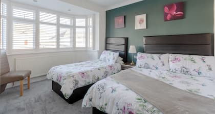 Room-apple House Wembley - Family Room w