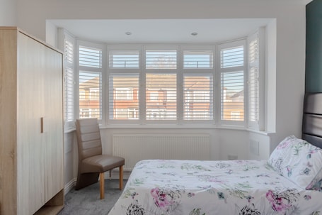 Shared Dormitory, 1 Bedroom, City View. Room-apple House Wembley - Family Room w