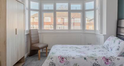 Room-apple House Wembley - Family Room w