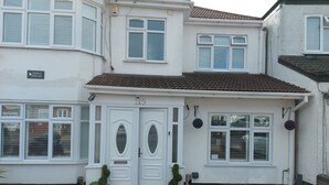 Unclassified image, 5 of 18, button - Room-apple House Wembley - Family Room w (Edgware)