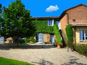 BBQ/picnic area - Fattoria Santa Vittoria Istrice Apartment (Foiano della Chiana)