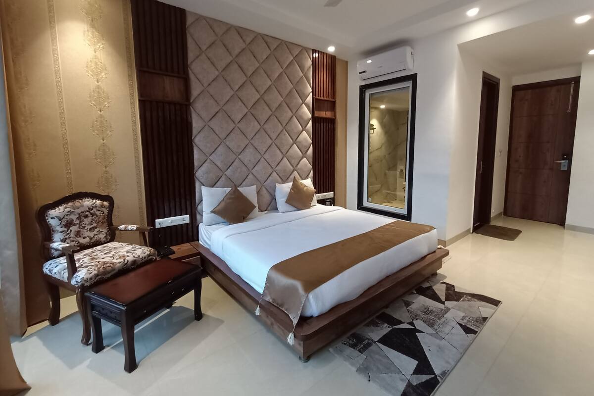 Desk, laptop workspace, rollaway beds, free WiFi