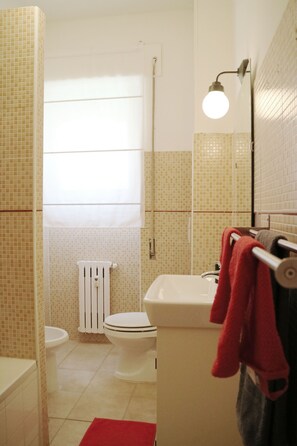 Dormitorio compartido, 1 habitación, balcón | Baño