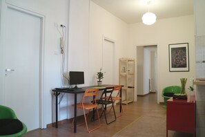 Dormitorio compartido, 1 habitación, balcón | Área de sala de estar