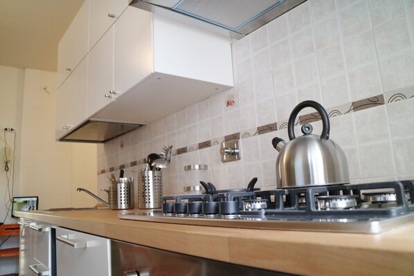 Dormitorio compartido, 1 habitación, refrigerador | Interior