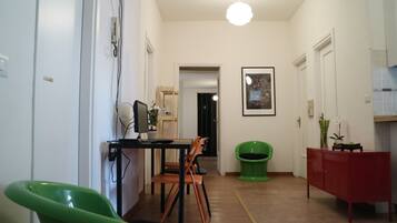 Dortoir Partagé, 1 chambre, balcon | Bar lounge