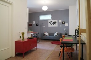 Dormitório compartilhado, 1 quarto, sacada | Área de estar