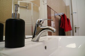 Dormitorio condiviso, 1 camera da letto, frigorifero | Bagno