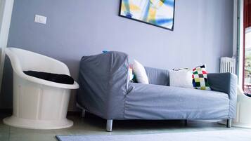 Dormitorio condiviso, 1 camera da letto, balcone | Area soggiorno