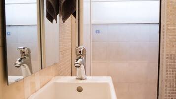 Dortoir Partagé, 1 chambre, balcon | Salle de bain