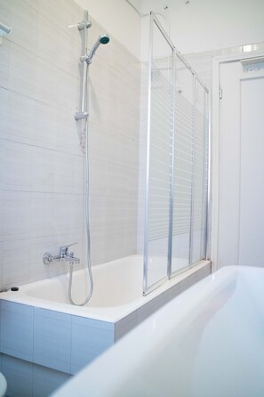 Dortoir Partagé, 1 chambre, balcon | Salle de bain