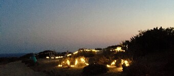 迷人的地中海房屋被自然綠洲環繞