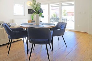 Apartment, 1 Schlafzimmer, Balkon, Gartenblick | Speisen