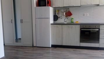 Apartment, 1 Bedroom, Balcony, Garden View | Interior