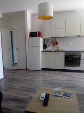 Apartment, 1 Bedroom, Balcony, Garden View | Interior