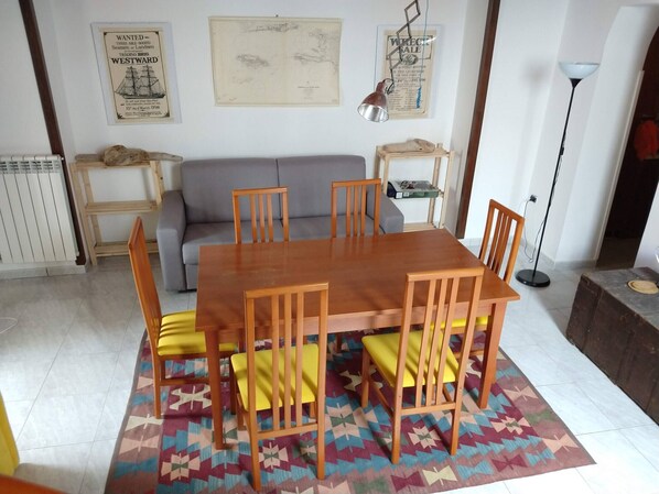 Maison, 2 chambres, terrasse, vue sur la ville | Salle à manger