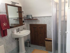 Ferienhaus, 2 Schlafzimmer, Terrasse, Stadtblick | Badezimmer