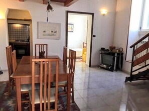 Ferienhaus, 2 Schlafzimmer, Terrasse, Stadtblick | Esszimmer