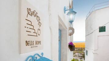 House, Multiple Bedrooms, Smoking, Balcony | Property entrance