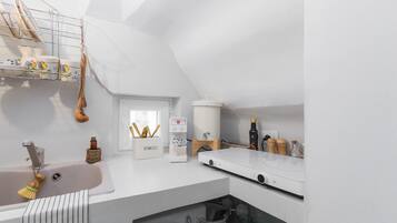 House, Multiple Bedrooms, Smoking, Balcony | Interior