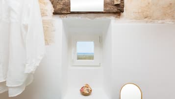 House, Multiple Bedrooms, Smoking, Balcony | Bathroom | Soap, shampoo