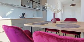 Apartment, 1 Bedroom, Balcony, Garden View | Dining