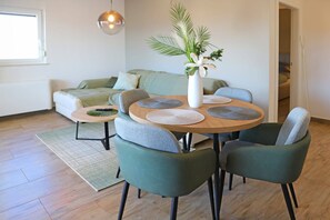 Apartment, 1 Schlafzimmer, Balkon, Gartenblick | Wohnzimmer