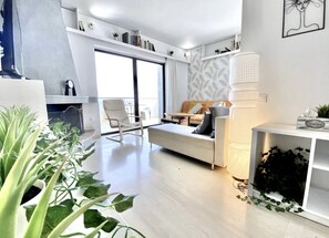 Apartamento, 1 quarto, sacada, vista para o oceano | Sala de estar | Livros