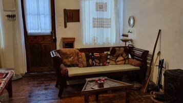 Nhà, 2 phòng ngủ, ban công, quang cảnh thành phố | Phòng khách