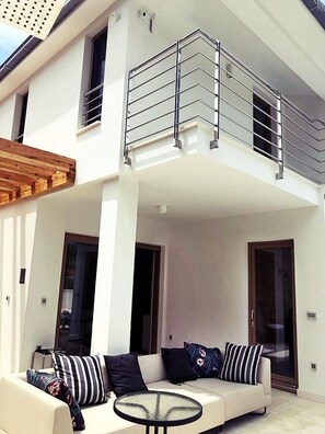 Villa, 6 chambres, accessible aux personnes à mobilité réduite, balcon | Salle de séjour | Télévision, lecteur de DVD, médiathèque, chaîne hi-fi