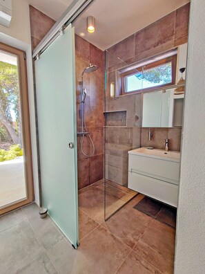 Villa, 6 chambres, accessible aux personnes à mobilité réduite, balcon | Salle de bain | Séchoir à cheveux, papier de toilette