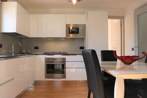 Villa, 3 Bedrooms, Balcony, Garden View | Interior