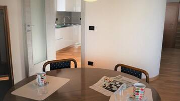 Villa, 3 chambres, balcon, vue jardin | Salle Ă manger