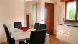 Villa, 3 Bedrooms, Balcony, Garden View | Dining room