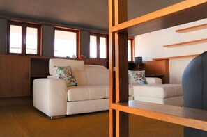 Villa, 3 chambres, balcon, vue sur le jardin | Salle de séjour | Foyer