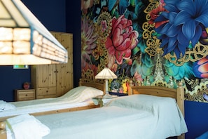 4 bedrooms - Vibrant 3 Bedroom Apartment In The Pulsing Heart Of Budapest (Budapest)