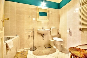 Bathroom - Vibrant 3 Bedroom Apartment In The Pulsing Heart Of Budapest (Budapest)