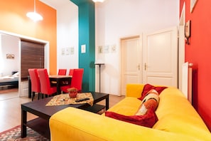Living room - Vibrant 3 Bedroom Apartment In The Pulsing Heart Of Budapest (Budapest)