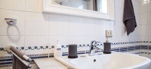 Shared Dormitory, 1 Bedroom, Balcony | Private kitchen