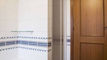 Zimmer, 1 Schlafzimmer, Balkon | Badezimmer