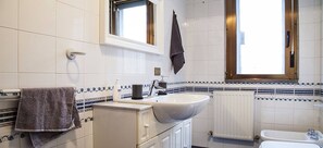 Quarto, 1 quarto, sacada | Banheiro