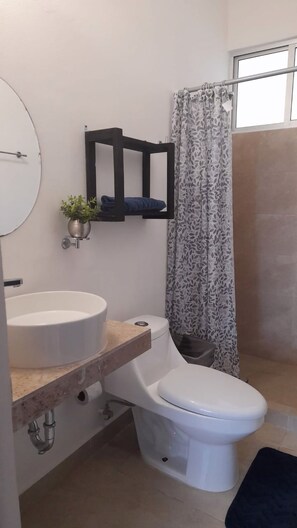Departamento, 2 habitaciones, balcón, vista al jardín | Baño