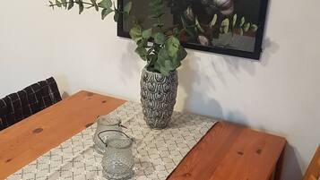 Cabin, 2 Bedrooms, Terrace, Garden View | Dining