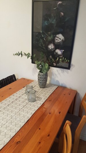 Cabane, 2 chambres, terrasse, vue jardin | Restauration
