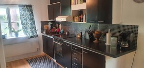 Chalet rustique, 2 chambres, terrasse, vue sur le jardin | Cuisine privée | Surface de cuisson, cafetière-théière, grille-pain