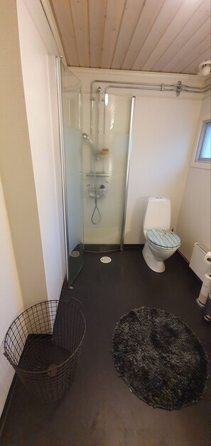Cabane, 2 chambres, terrasse, vue jardin | Salle de bain